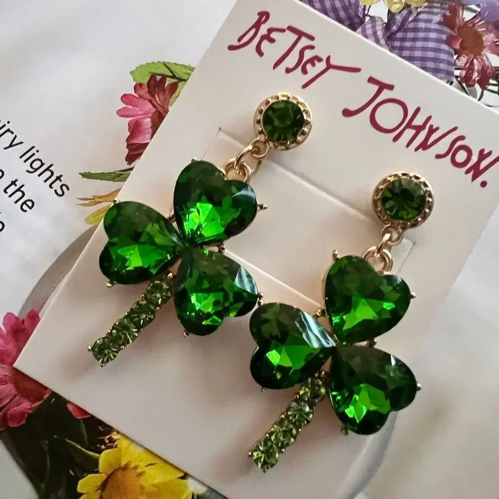 ☘️ Betsey Johnson NEW sparkling green crystal clover earrings ☘️